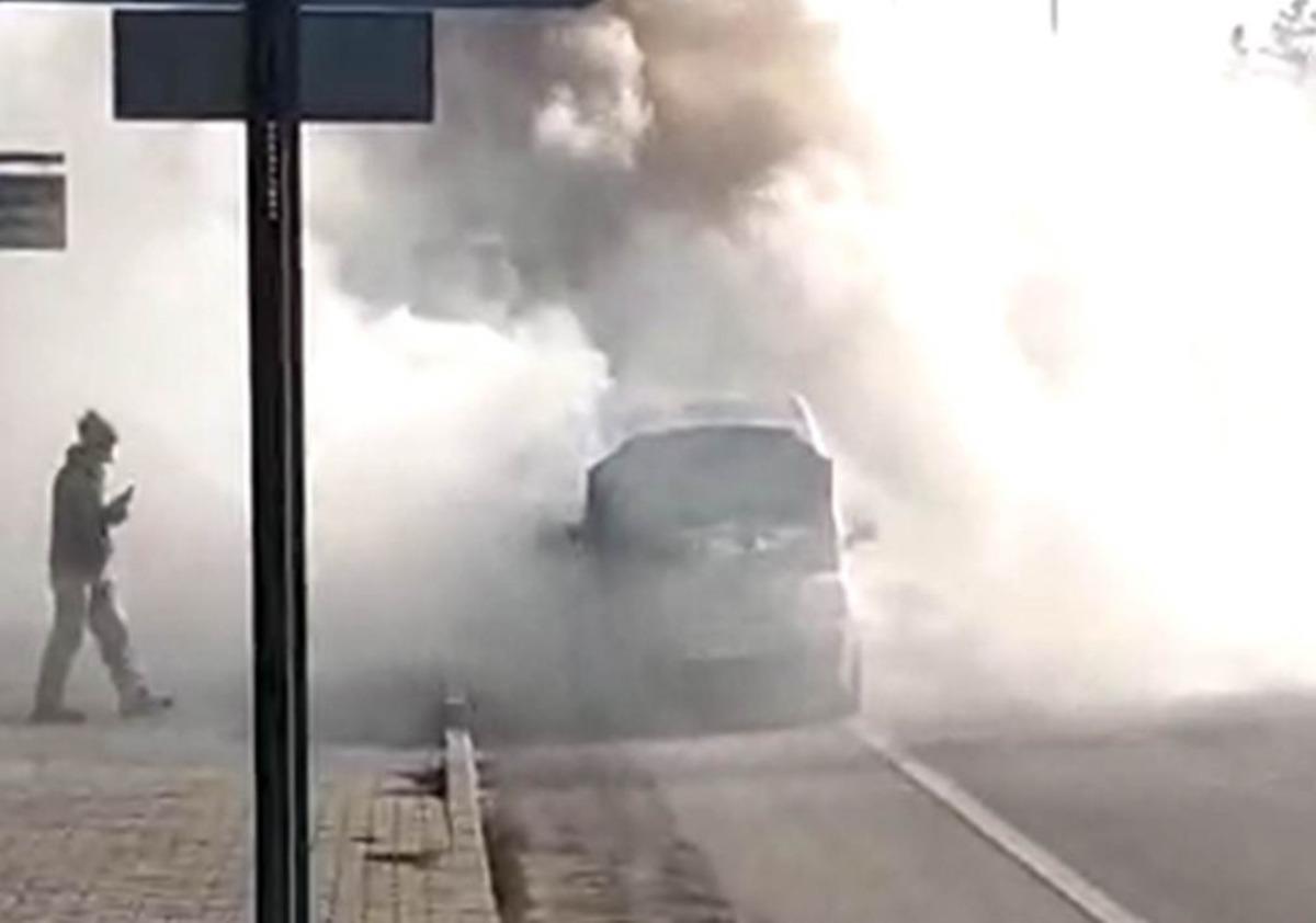 Motor kaputundan dumanlar &ccedil;ıkan ara&ccedil; hareketli anların yaşanmasına neden oldu