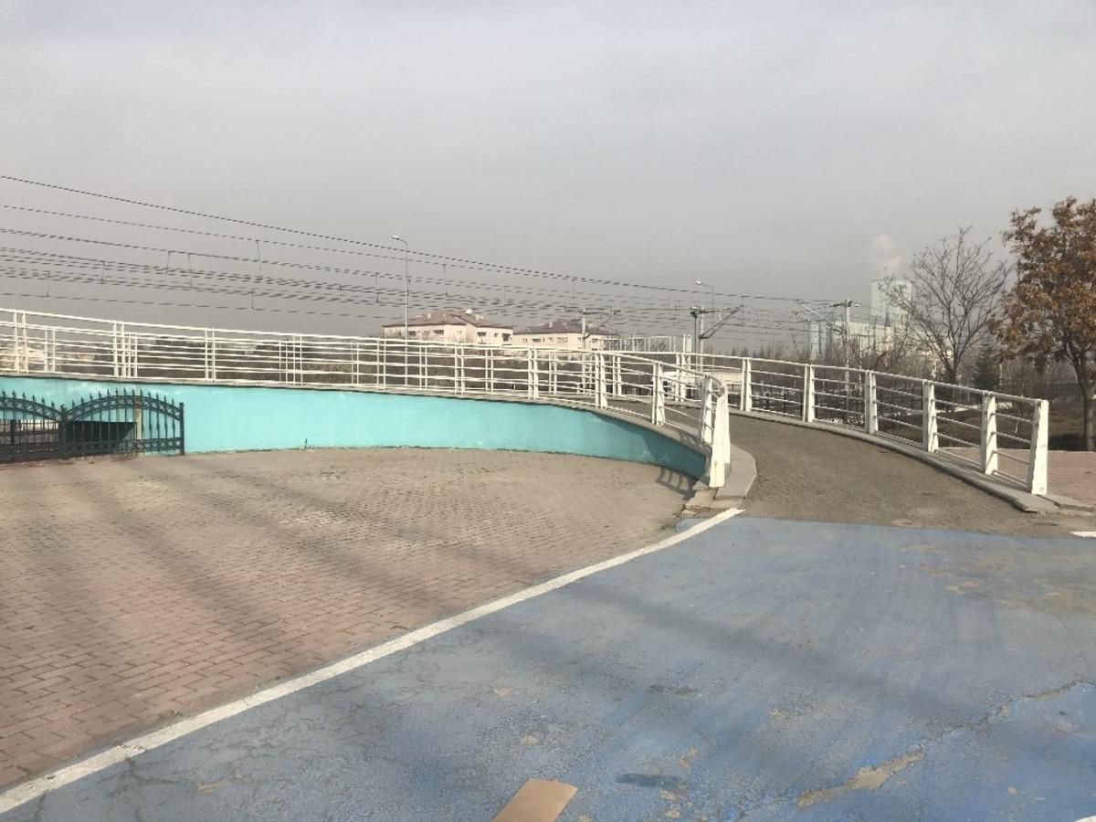Yaya k&ouml;pr&uuml;s&uuml;ndeki otomobil şaşırttı
