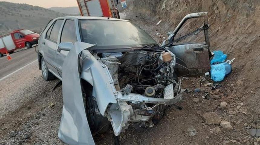 Kayalığa &ccedil;arpan otomobilde 1 kişi &ouml;ld&uuml;, 4 kişi yaralandı