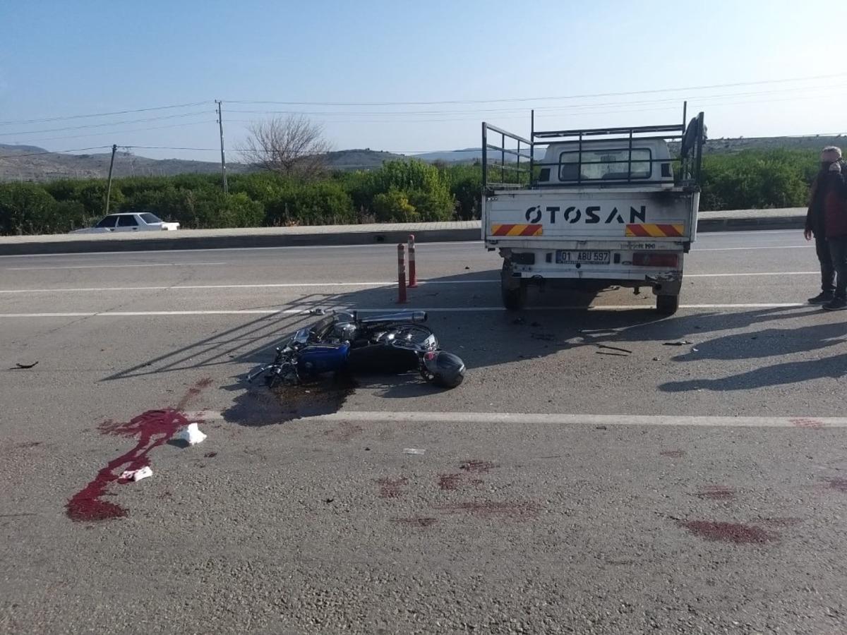 Ticari ara&ccedil;la &ccedil;arpışan motosikletin s&uuml;r&uuml;c&uuml;s&uuml; hayatını kaybetti