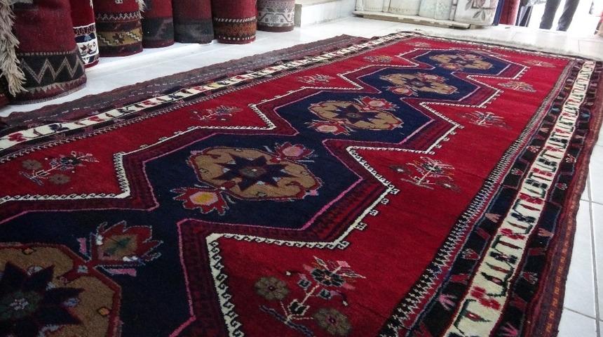 Asırlık halılar ilgi odağı oldu