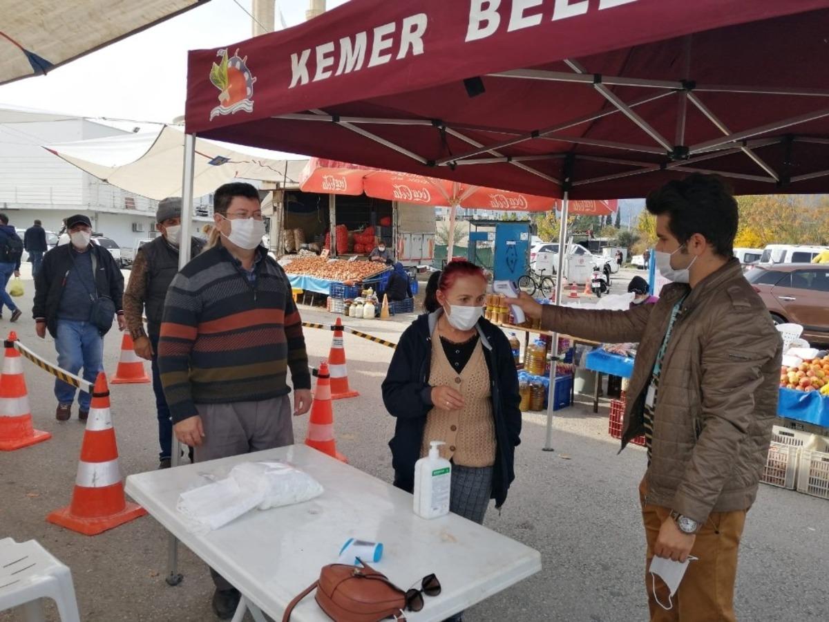 Kemer Belediyesi, korona vir&uuml;s tedbirlerini s&uuml;rd&uuml;r&uuml;yor