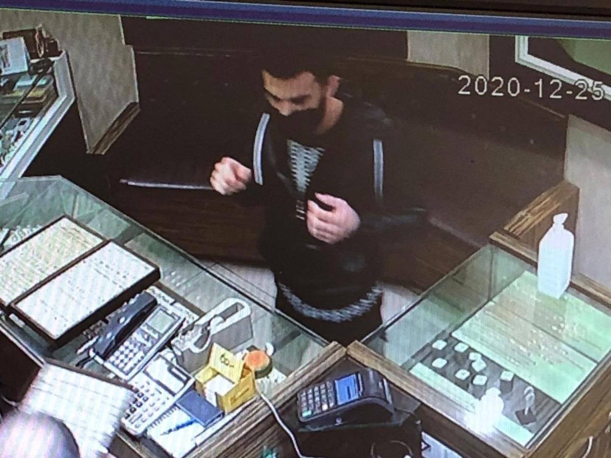 El &ccedil;abukluğuyla hırsızlık yapan ş&uuml;pheliyi d&ouml;vmeleri ele verdi