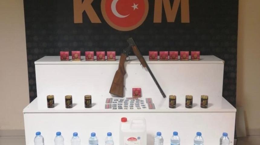 Kırşehir&rsquo;de sahte i&ccedil;ki ve ka&ccedil;ak cinsel uyarıcı hap operasyonu