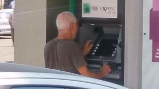 İlhan Şeşen tuvaletini sokağın ortasına yaptı!