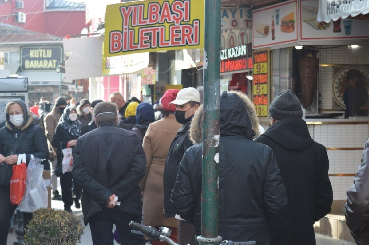 Kısıtlamalar kalktı, sokaklar yine sosyal mesafesiz kaldı