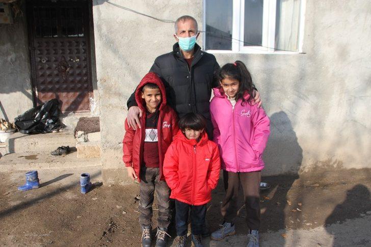 Muhtar Başaran’dan ihtiyaç sahiplerine kıyafet yardımı G1