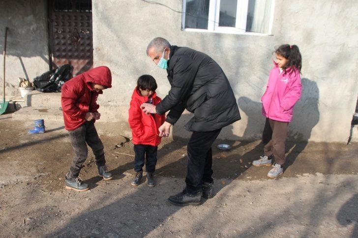 Muhtar Başaran’dan ihtiyaç sahiplerine kıyafet yardımı G2