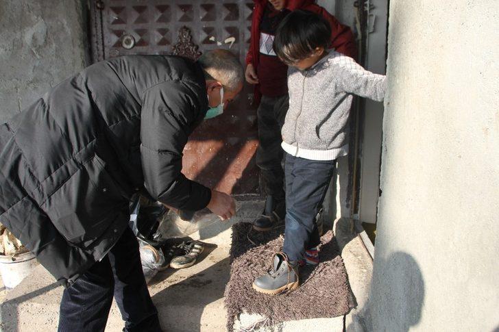 Muhtar Başaran’dan ihtiyaç sahiplerine kıyafet yardımı G5