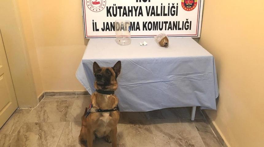 Jandarmayı görünce uyuşturucuyu yere attılar