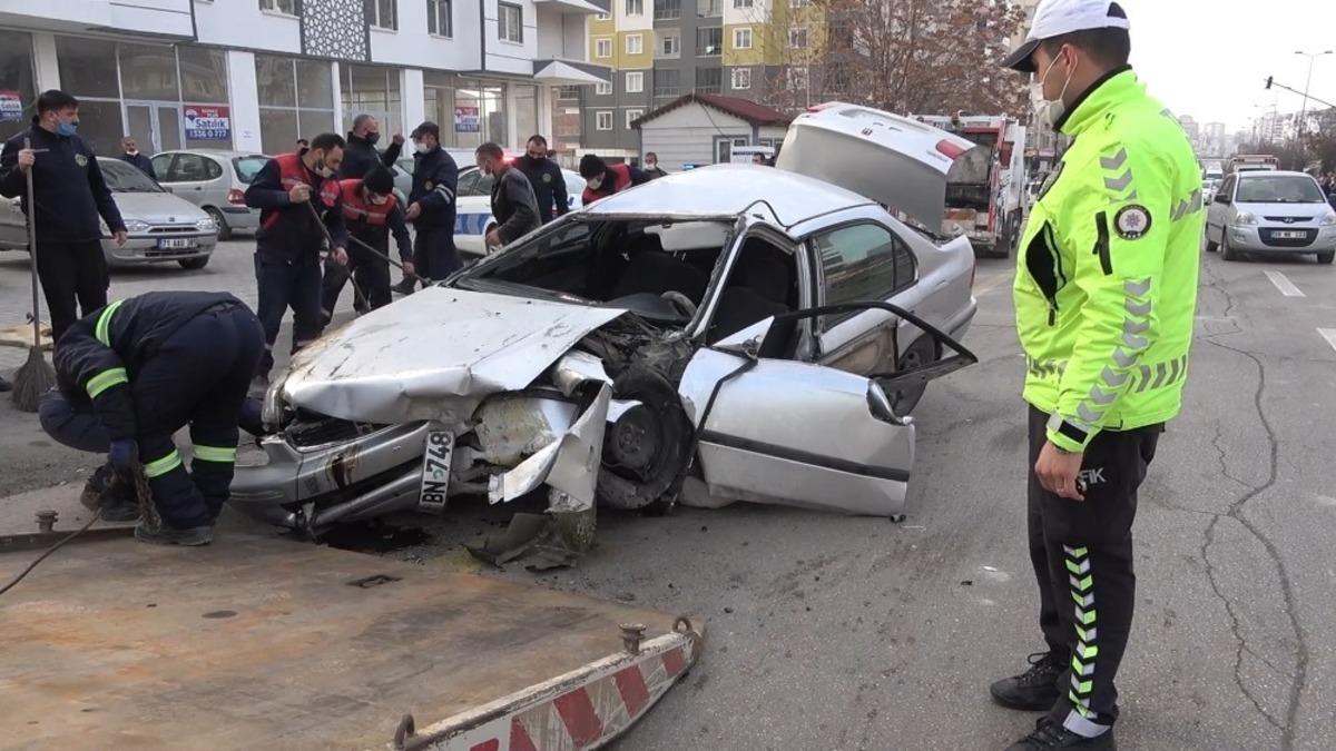 Kırıkkale&rsquo;de feci kaza, 2 gen&ccedil; &ouml;l&uuml;mden d&ouml;nd&uuml;: &Ccedil;ocuğunu kucağına alarak panikle ka&ccedil;maya &ccedil;alışan annenin o anları kamerada