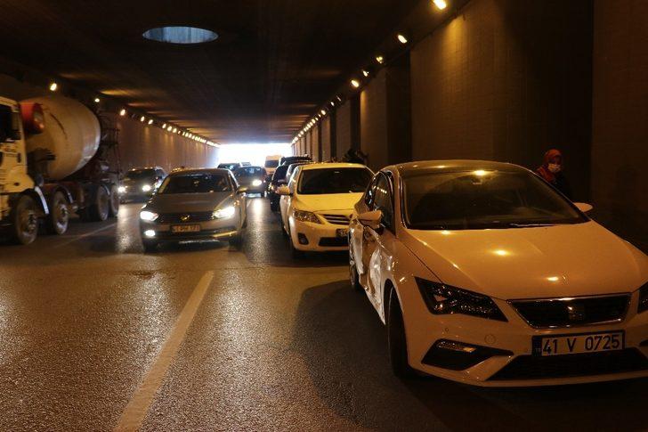 D100’de 6 araç birbirine girdi, kilometrelerce uzunlukta kuyruk oluştu G3