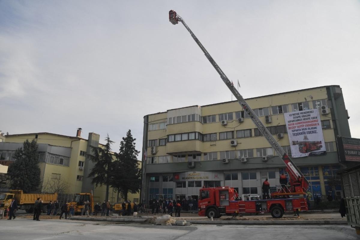 Cumhurbaşkanı Erdoğan&rsquo;ın talimatıyla Isparta Belediyesi&rsquo;ne 43 metre merdivenli itfaiye aracı g&ouml;nderildi