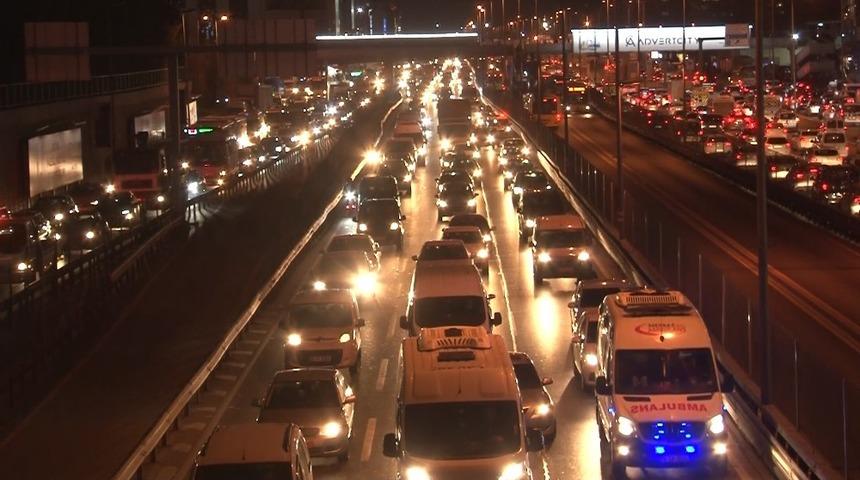İstanbul'da sokağa çıkma kısıtlaması öncesinde trafik yoğunluğu yaşandı