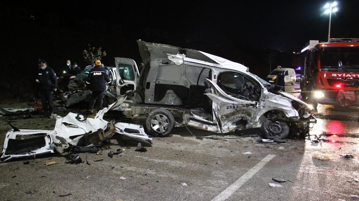 Elazığ&rsquo;da feci kaza: 2 &ouml;l&uuml;, 3&rsquo;&uuml; ağır 5 yaralı