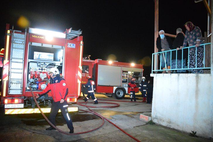 Sakarya'da depoda çıkan yangın söndürüldü G1