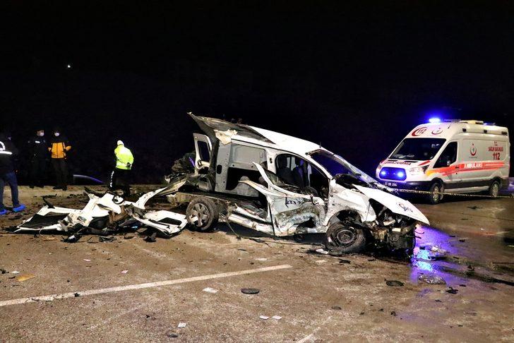 Elazığ'da otomobil ile su damacanaları yüklü hafif ticari araç çarpıştı: 1ölü, 5 yaralı G1