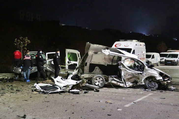 Elazığ'da otomobil ile su damacanaları yüklü hafif ticari araç çarpıştı: 1ölü, 5 yaralı G3