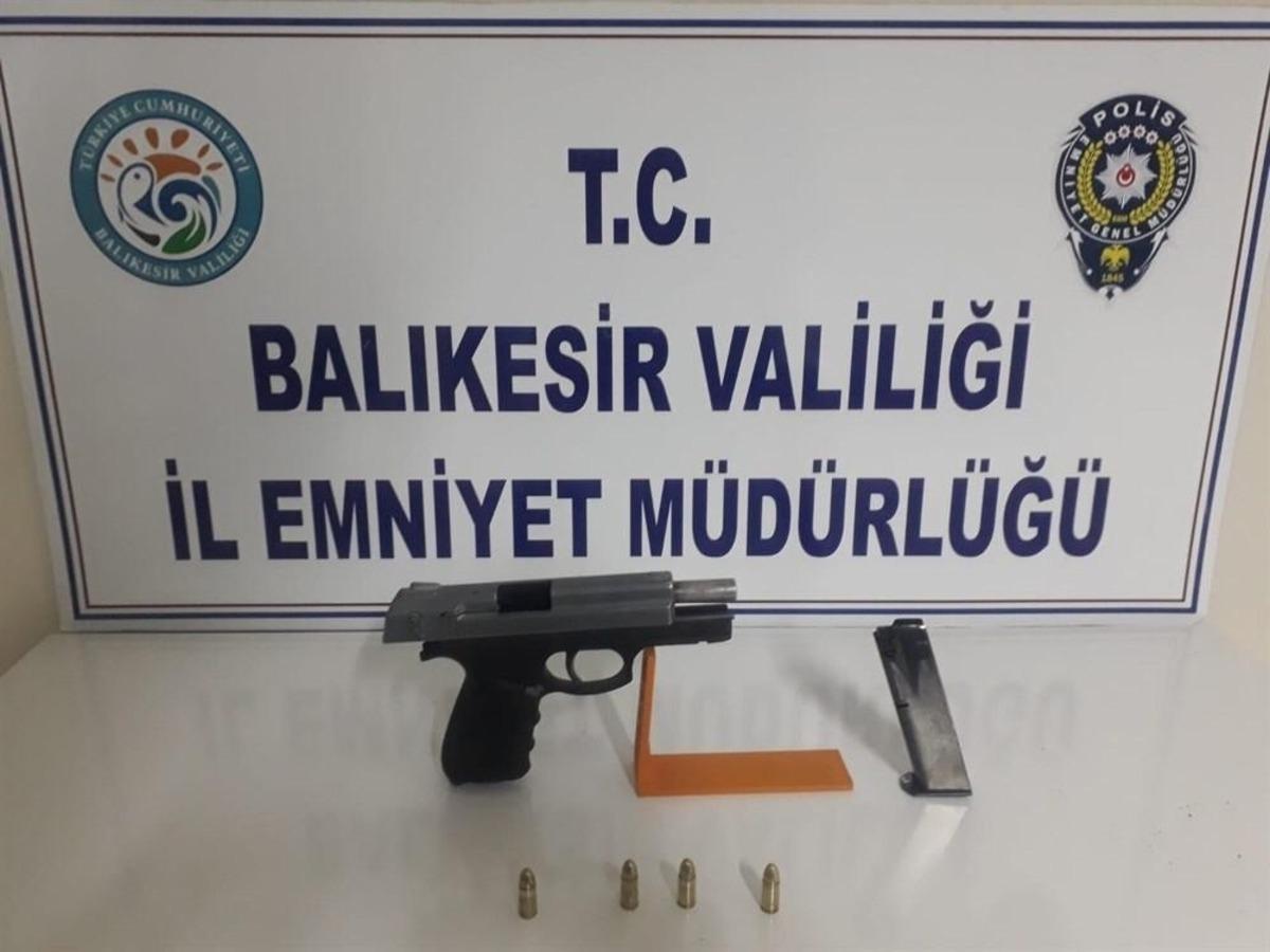 Balıkesir&rsquo;de polis 5 aranan şahsı yakalarken 4 silah ele ge&ccedil;irdi