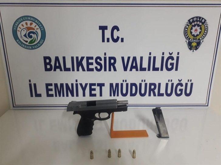 Balıkesir’de polis 5 aranan şahsı yakalarken 4 silah ele geçirdi G1