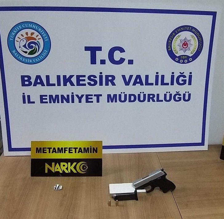 Balıkesir’de polis 5 aranan şahsı yakalarken 4 silah ele geçirdi G2