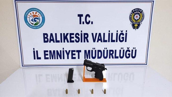 Balıkesir’de polis 5 aranan şahsı yakalarken 4 silah ele geçirdi G3