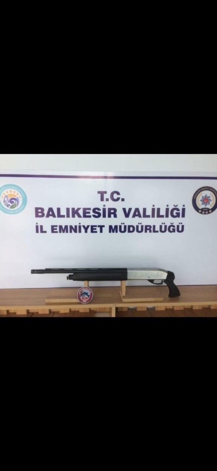 Balıkesir’de polis 5 aranan şahsı yakalarken 4 silah ele geçirdi G4