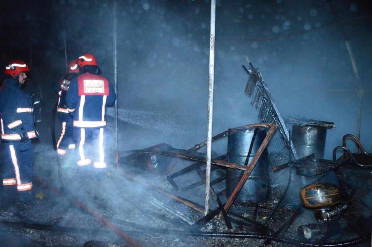 Sakarya&rsquo;da plaj malzemelerinin bulunduğu depo alev alev yandı