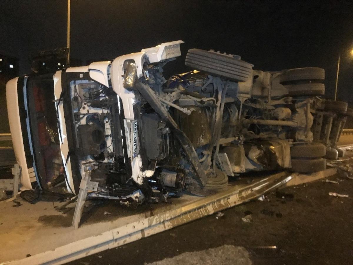 Kuzey Marmara Otoyolu&rsquo;nda TIR devrildi