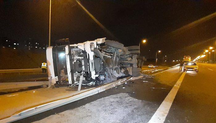 Kuzey Marmara Otoyolu'nda TIR devrildi! Tonlarca ağırlıktaki demir profiller yola savruldu