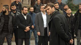 Çukur 110. son bölüme Ogeday'ın ölüm sahnesi ve Nehir'in vedası damga vurdu! Hazal Subaşı, Filiz Taçbaş ve Baki Davrak Çukur'dan ayrıldı!