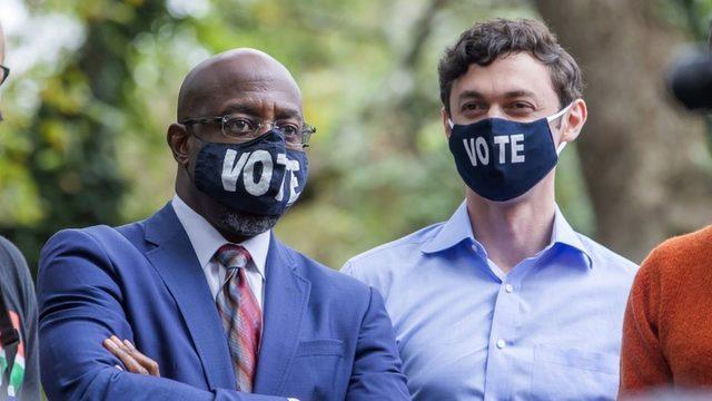 Demokrat adaylar Raphael Warnock (solda) ve Jon Ossoff