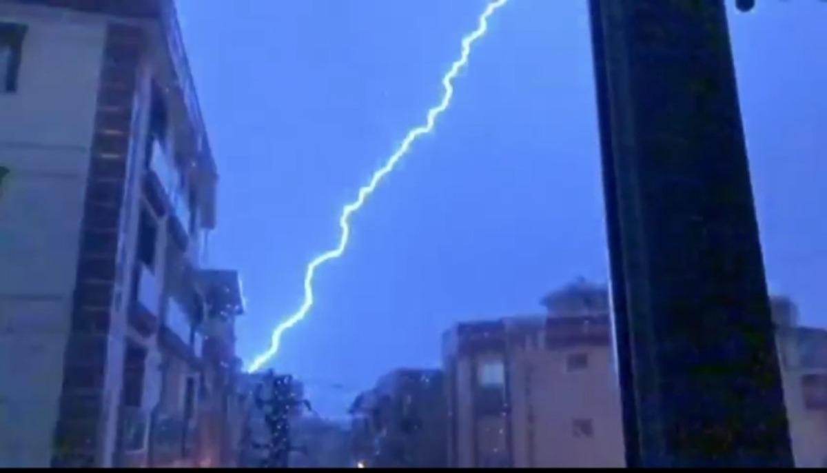 İzmir&rsquo;de yıldırımlar geceyi aydınlattı
