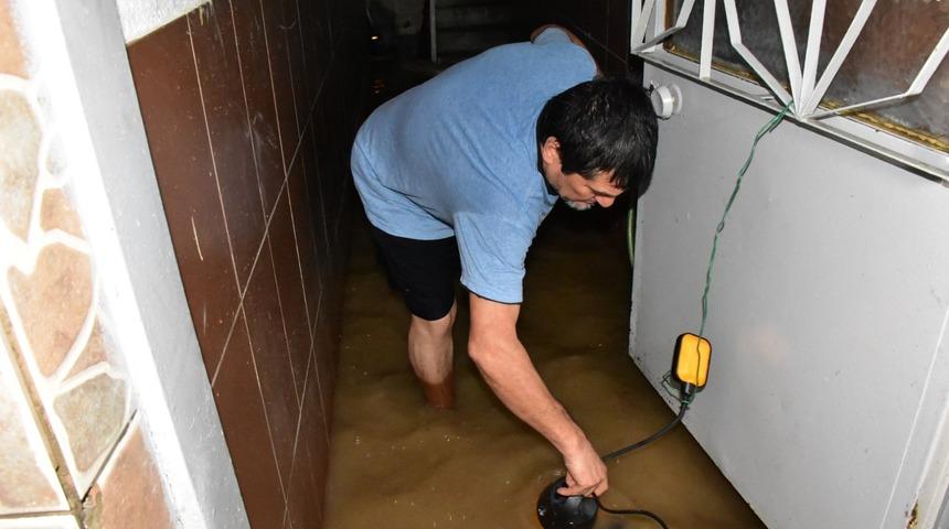 İzmir'de şiddetli yağmur: Evleri su bastı, sürücüler zor anlar yaşadı