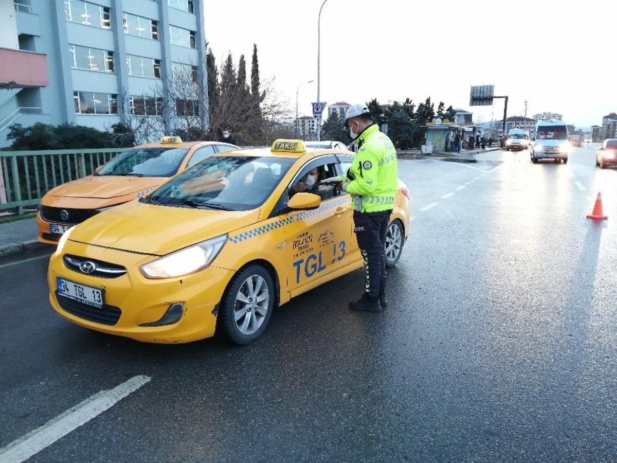 Trafik polislerinden toplu taşıma ara&ccedil;larında Covid denetimi