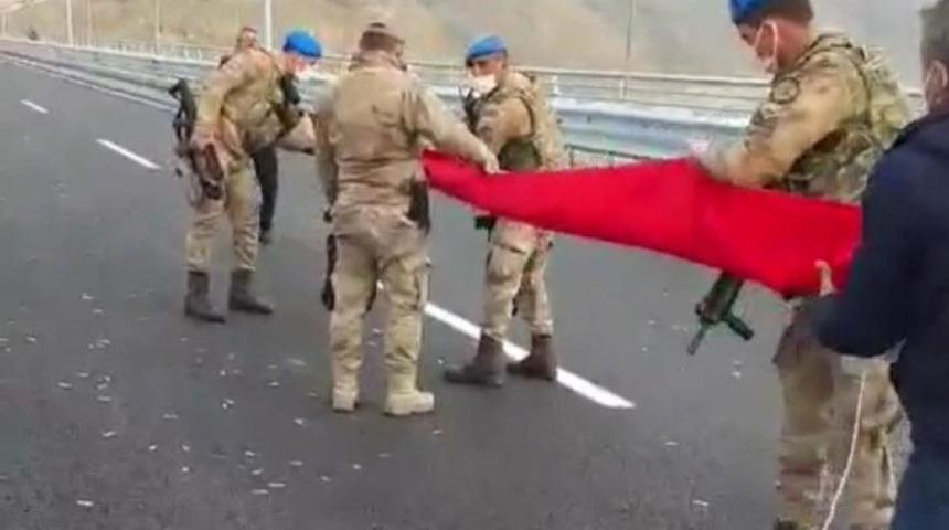 Mehmetçik'ten bayrak hassasiyeti: Görür görmez yardıma koştular