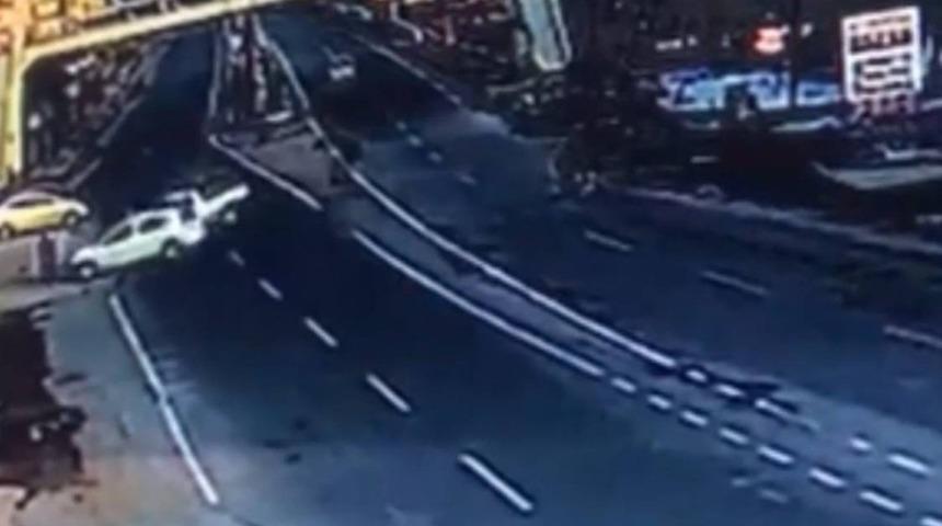 (&Ouml;zel) 1 kişinin hayatını kaybettiği ve 5 kişinin yaralandığı kaza kamerada