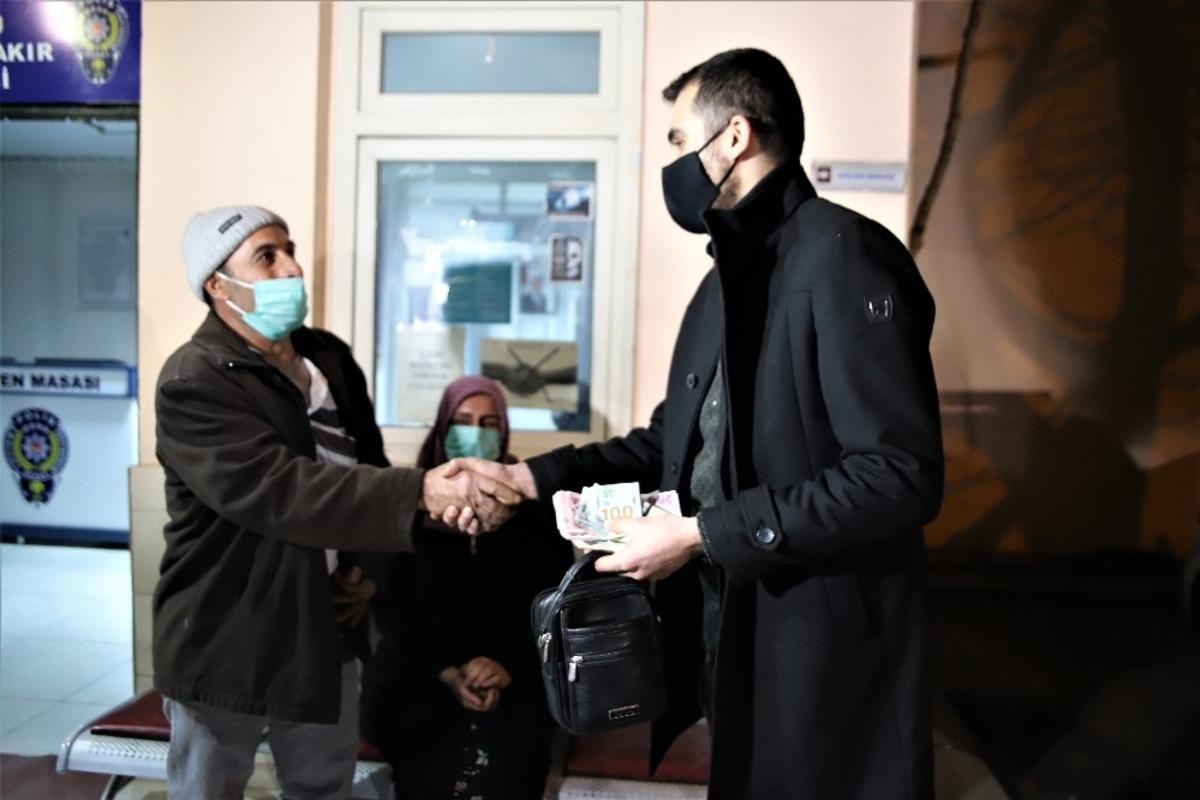 İnşaat iş&ccedil;isi, ailesiyle para dolu &ccedil;anta buldu, saymadan polise gitti