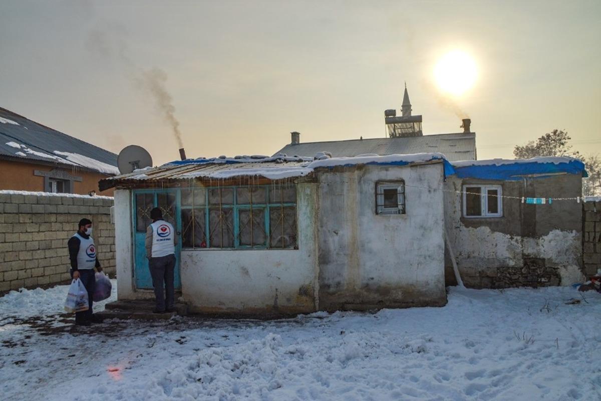 Yetimler Vakfı&rsquo;ndan Ağrı&rsquo;daki yetimlere kıyafet yardımı