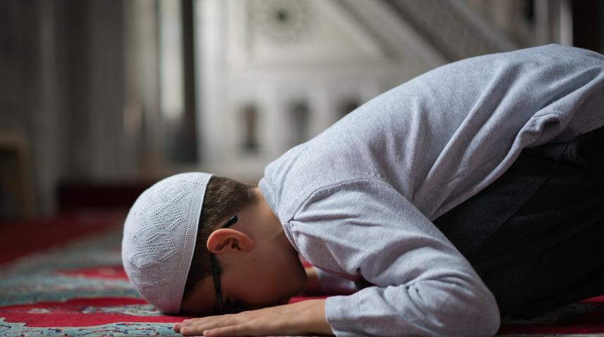 Kur'an-ı Kerim secde ayetleri neler? Tilavec secdesi nasıl yapılır?