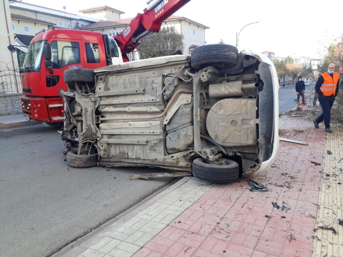 Siirt&rsquo;te kaldırıma u&ccedil;an otomobil ağa&ccedil;ları yerinden s&ouml;kt&uuml;: 2 yaralı