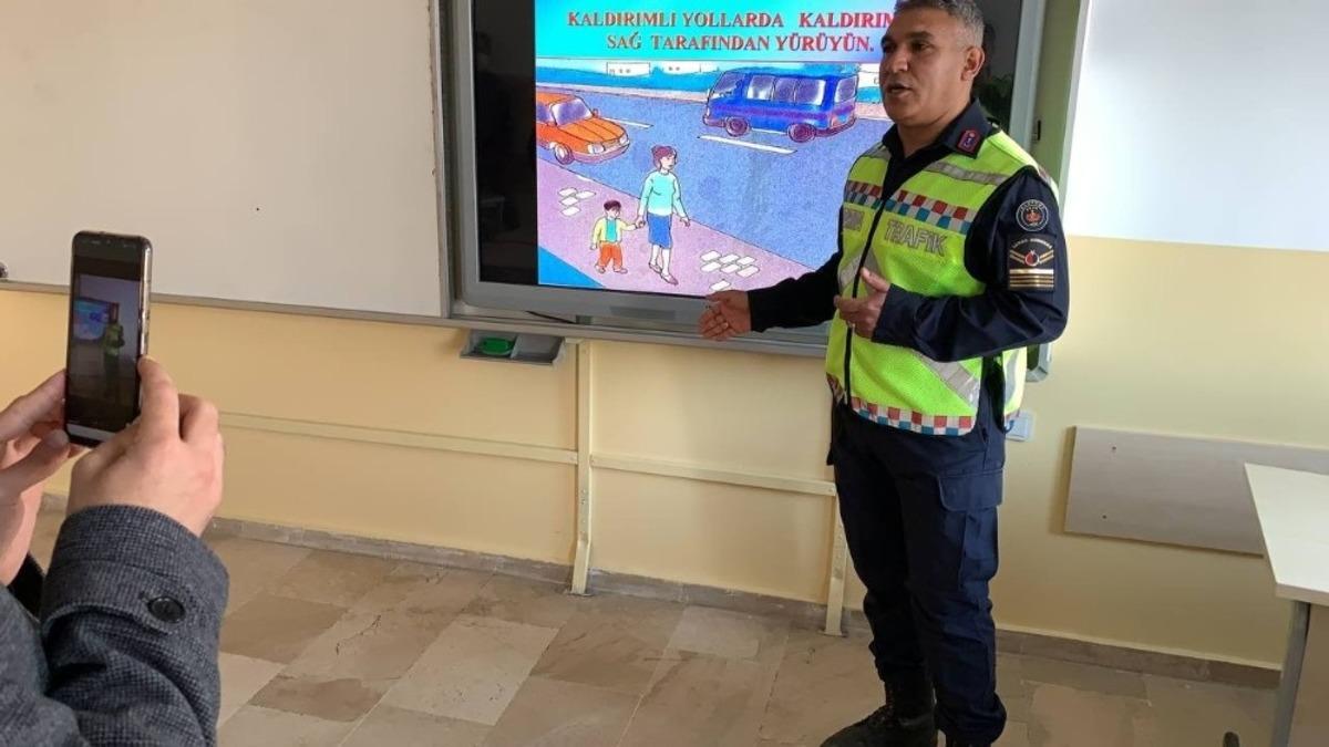 Jandarma EBA &uuml;zerinden ders verdi