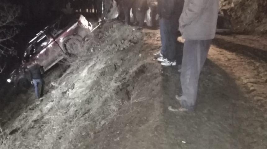 Pikap dereye u&ccedil;tu, yardımına vatandaşlar koştu