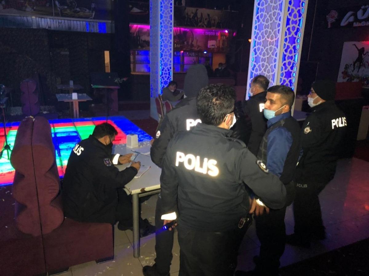 Kısıtlamada m&uuml;zikli alkoll&uuml; eğlenceye polis baskını