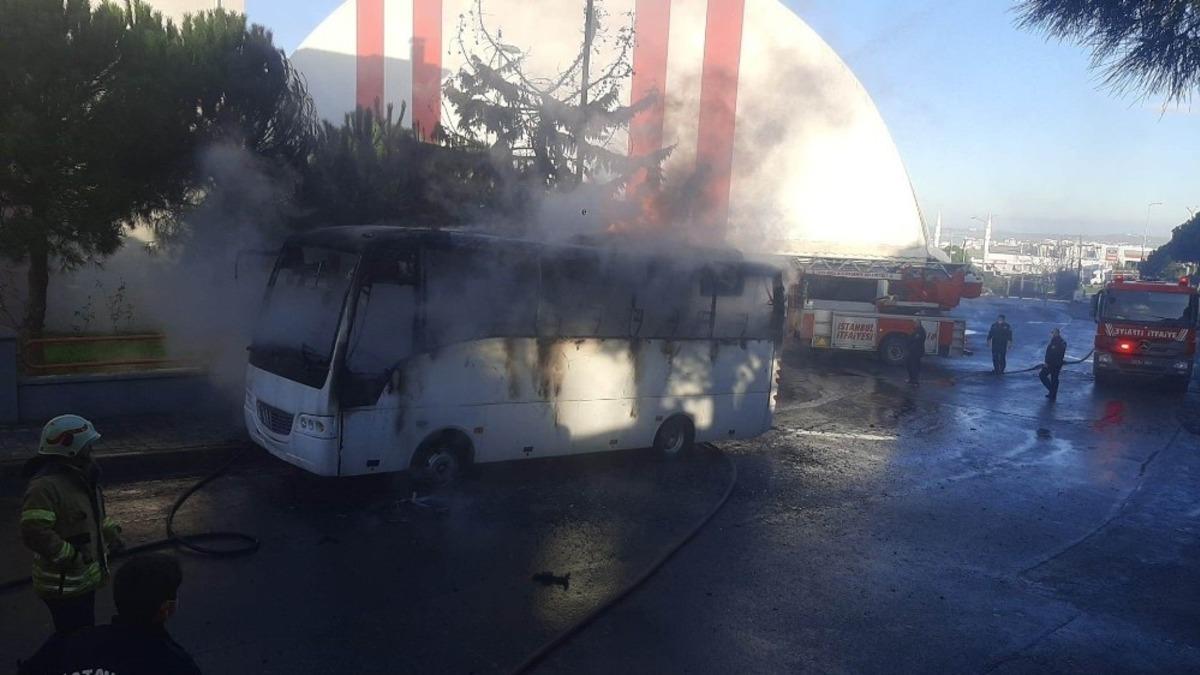 Silivri&rsquo;de park halindeki midib&uuml;s alev alev yandı
