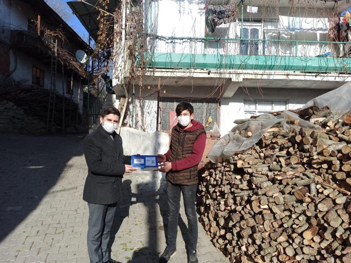 Dursunbey&rsquo;de EBA eğitimine destek i&ccedil;in tablet dağıtıldı