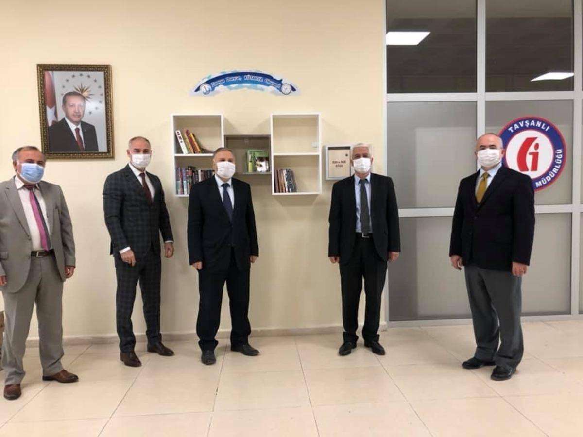 Tavşanlı&rsquo;da kamu kurumlarına mini k&uuml;t&uuml;phaneler kuruldu