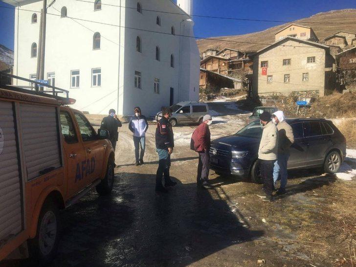 Bayburt’ta kardan kapanan yolar açıldı, mahsur kalan turistler kurtarıldı G2