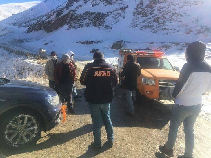 Bayburt’ta kardan kapanan yolar açıldı, mahsur kalan turistler kurtarıldı G3