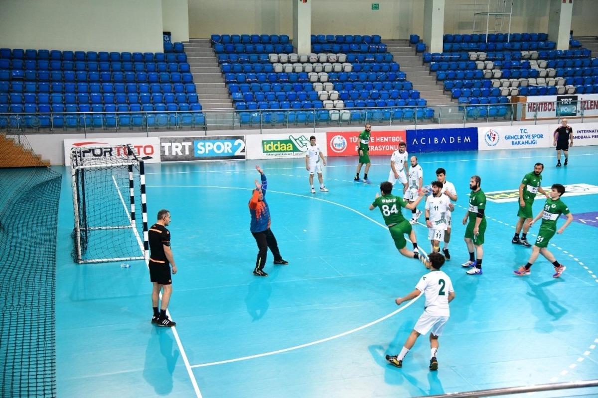 Liderin bileği b&uuml;k&uuml;lm&uuml;yor